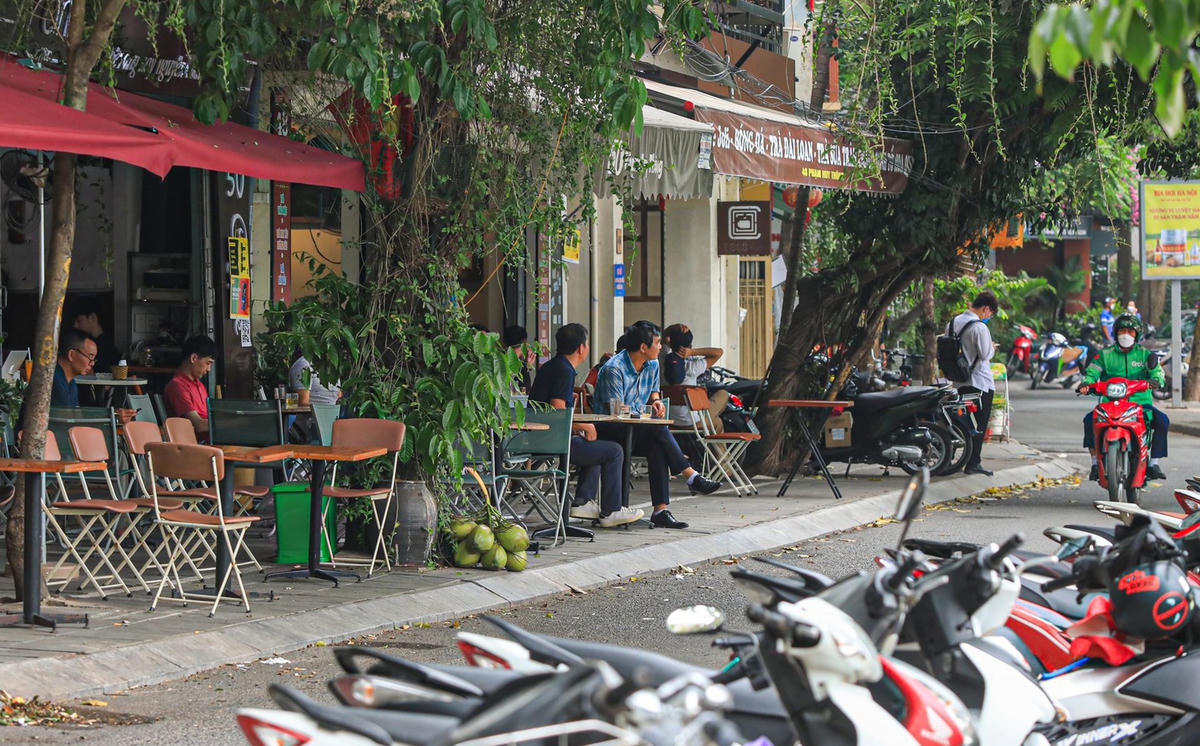 Ngoài ra, để phục vụ người dân, du khách quận Ba Đình sẽ tổ chức sắp xếp các quầy hàng; phát triển các hoạt động kinh doanh giải trí (quán ăn, quán cà phê…) hiện có, kết hợp chợ hàng hóa, sản phẩm OCOP kết hợp với hoạt động văn hóa, văn nghệ đường phố vào ngày cuối tuần và kỳ lễ hội.