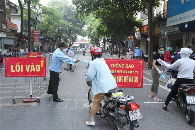 Chuyên gia Trần Đắc Phu khuyến cáo người dân chỉ nên đi chợ 2 lần/tuần nhằm hạn chế lây lan dịch bệnh. Ảnh minh họa: TTXVN.