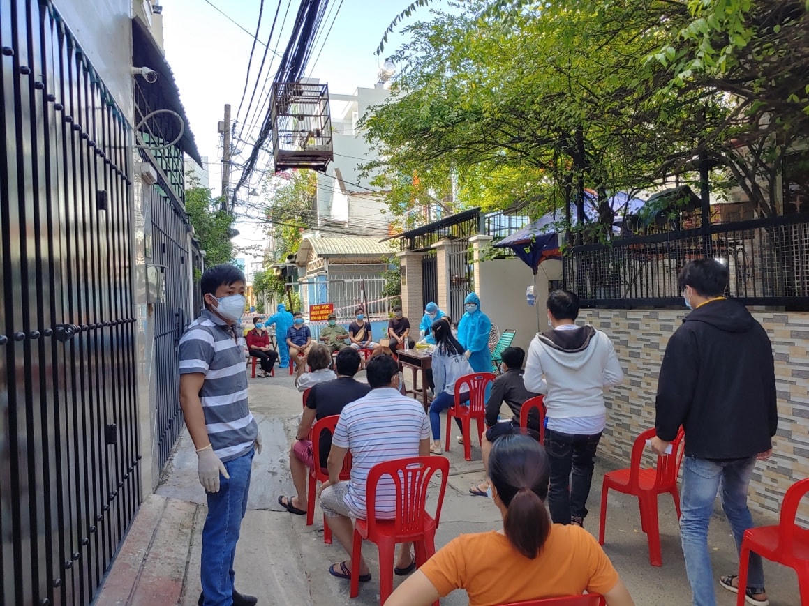 Lấy mẫu tầm soát trong khu vực có ca bệnh Covid-19 tại đường 210, Khu phố 5, Phường Tăng Nhơn Phú A, TP Thủ Đức.