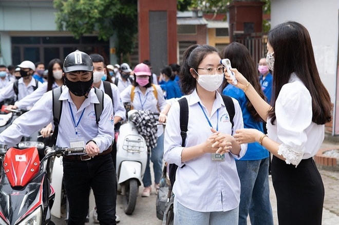 Một số địa phương cho học sinh ở những nơi hết giãn cách được đến trường học.