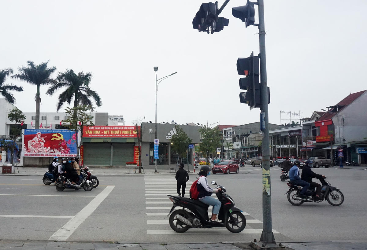 Việc vừa cho phép phương tiện đi thẳng khi đèn đỏ, vừa cho phép người đi bộ qua đường tiềm ẩn nhiều nguy cơ cho người tham gia giao thông tại nút giao thông này.