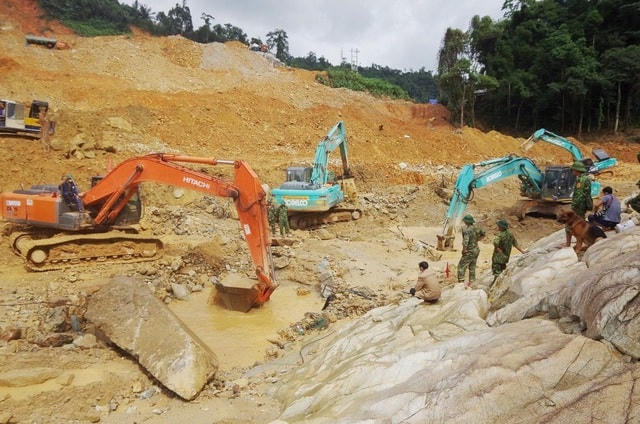 Các lực lượng tổ chức tìm kiếm các nạn nhân dưới lòng sông Rào Trăng.
