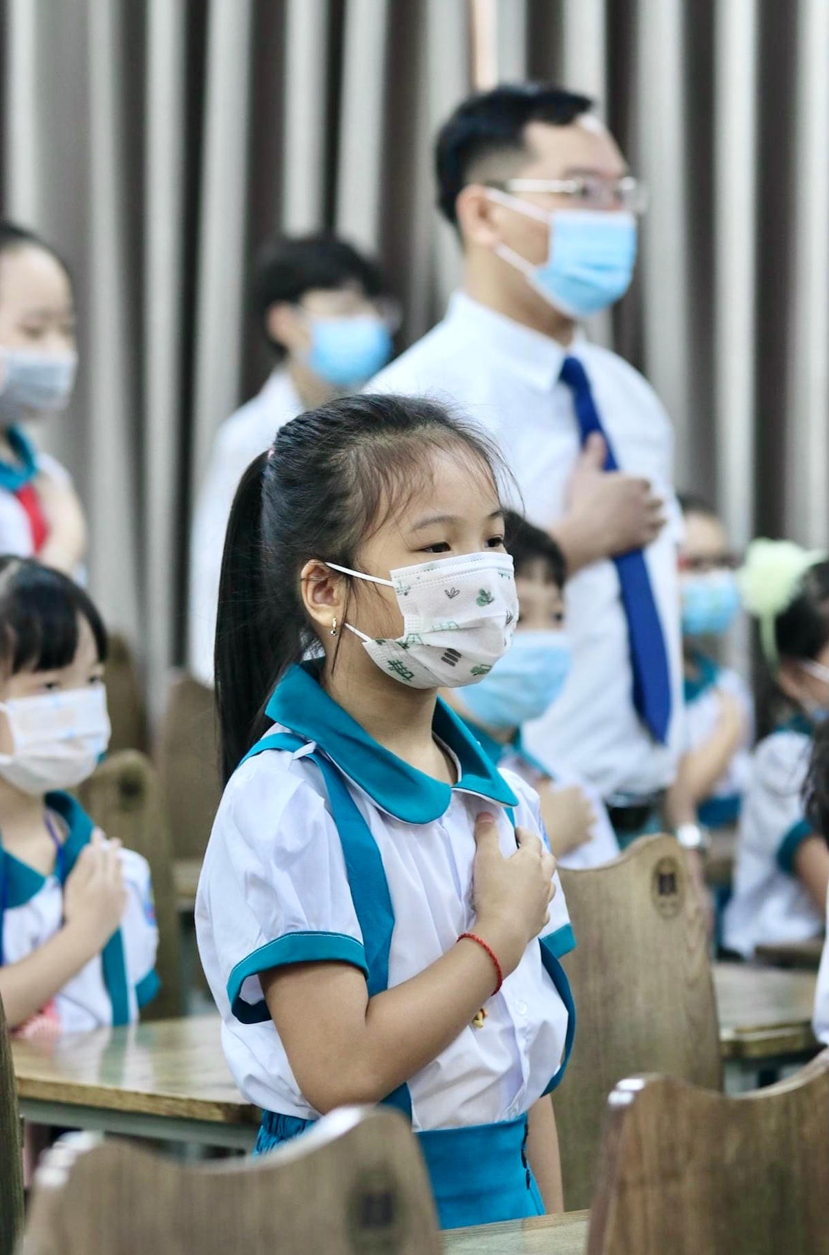 Học sinh trường TH, THCS & THPT Văn Lang dự lễ khai giảng tại lớp học. 