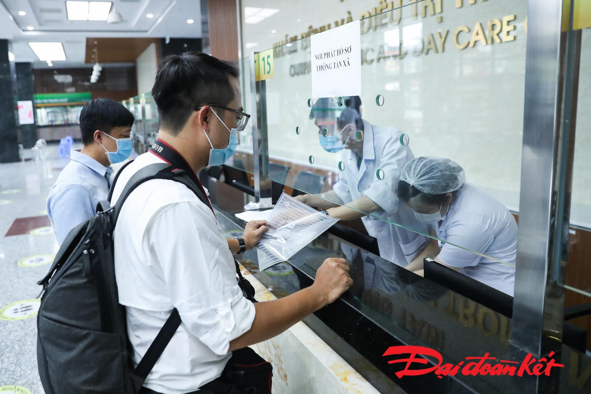 Tất cả nộp hồ sơ theo đúng nơi quy định. Ảnh: Quang Vinh. 