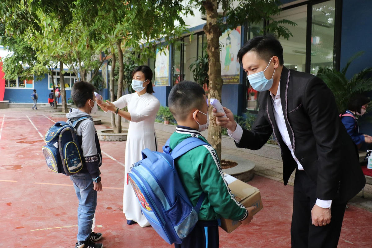 Học sinh Hà Nội ngày đầu đến trường sau kỳ nghỉ Tết dài