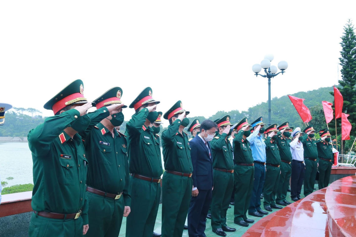 Lãnh đạo Bộ Quốc phòng dâng hương tưởng niệm anh hùng liệt sĩ Đoàn tàu không số.