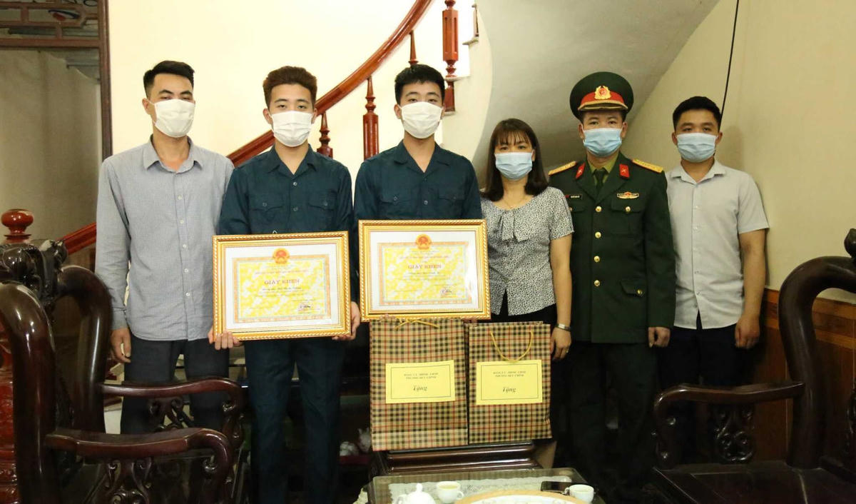 Đại diện Ban chỉ huy Quân sự thị xã và phường Đức Chính đến tặng quà và trao giấy khen cho 2 tân binh Bùi Đình Tưởng và Bùi Đình Tú