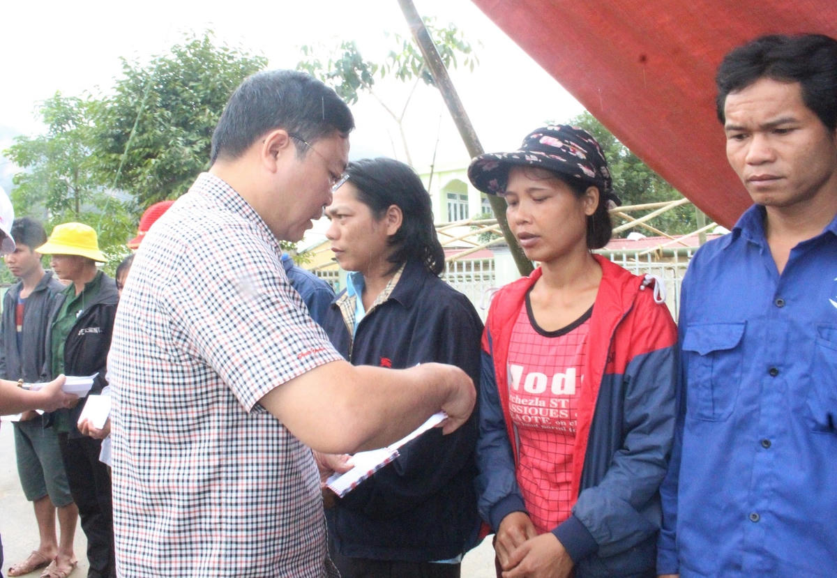 Ông Lê Trí Thanh tặng quà cho bà con xã Phước Lộc.