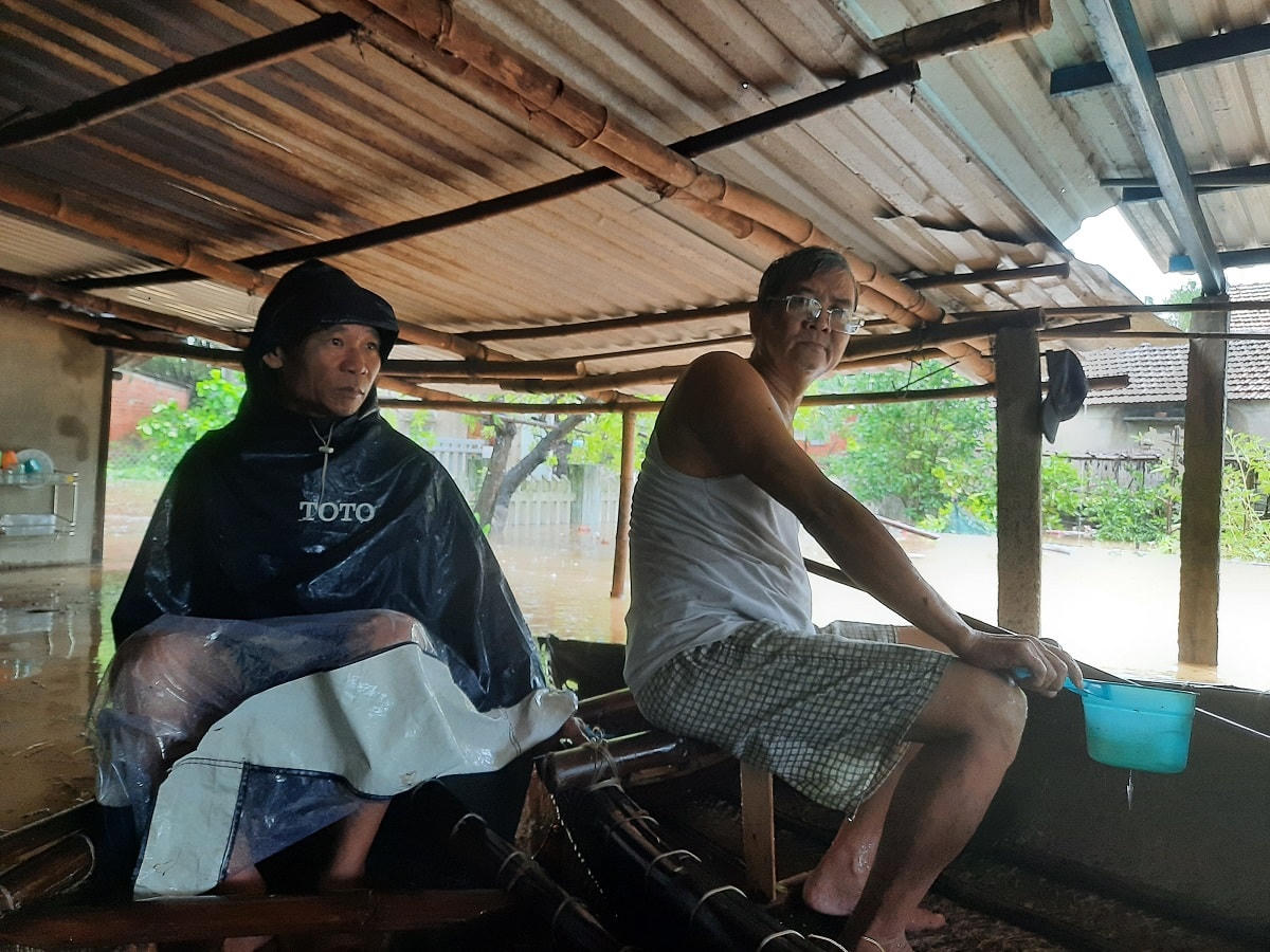 Ông Trần Văn Thanh dùng thuyền đi lại trong khung viên nhà mình.