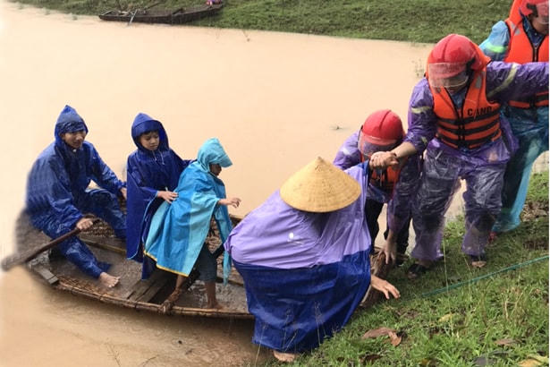 Lực lượng cứu hộ đưa người dân vùng lũ đến nơi an toàn.