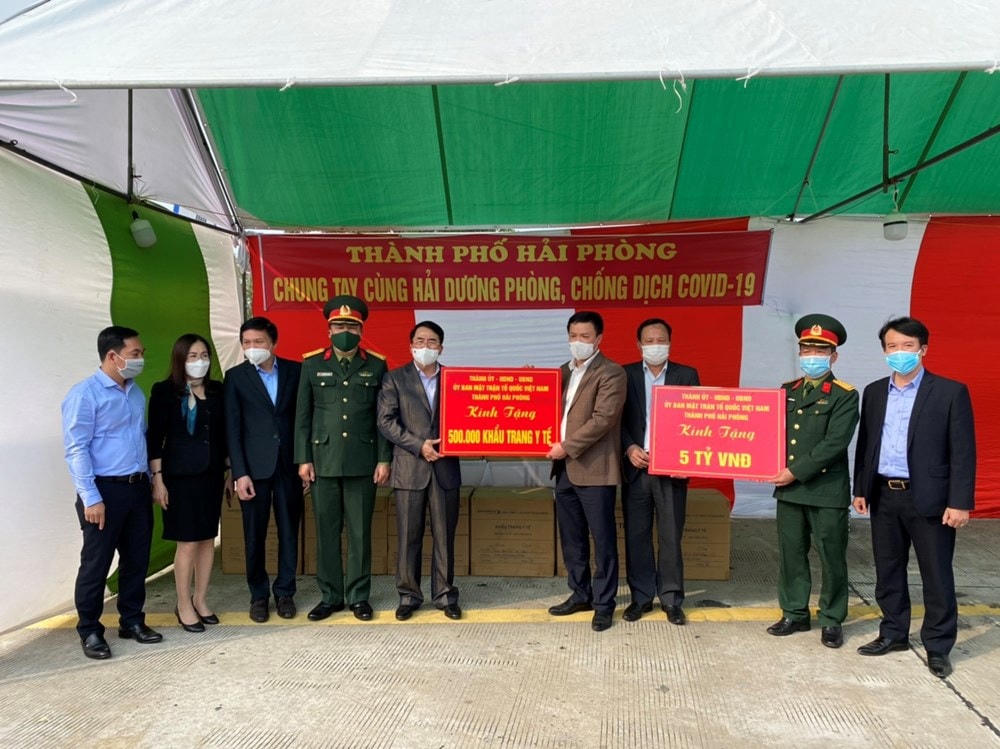 Ông Lê Khắc Nam- Phó Chủ tịch UBND TP Hải Phòng trao tiền, hiện vật hỗ trợ tỉnh Hải Dương chống dịch 