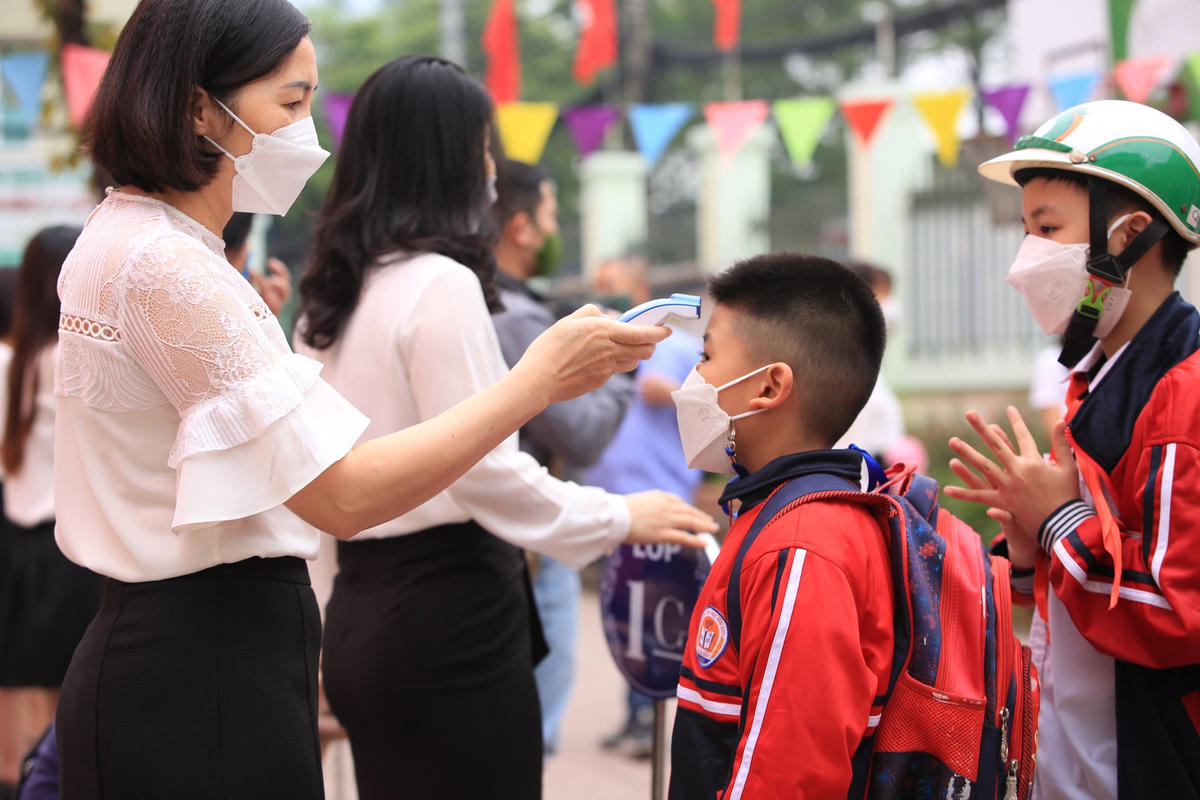 Trước đó, để chuẩn bị cho công tác đón học sinh, các giáo viên đã tiến hành dọn dẹp, chuẩn bị các điều kiện phòng dịch, đảm bảo an toàn khi trở lại trường.