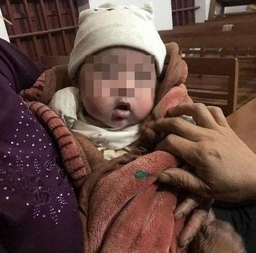 Bé trai 3 tuổi kháu khỉnh được phát hiện gần nhà văn hóa thôn.