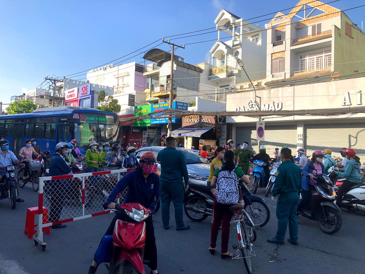 Giao thông hỗn loạn, phương tiện ùn tắc, quay đầu.