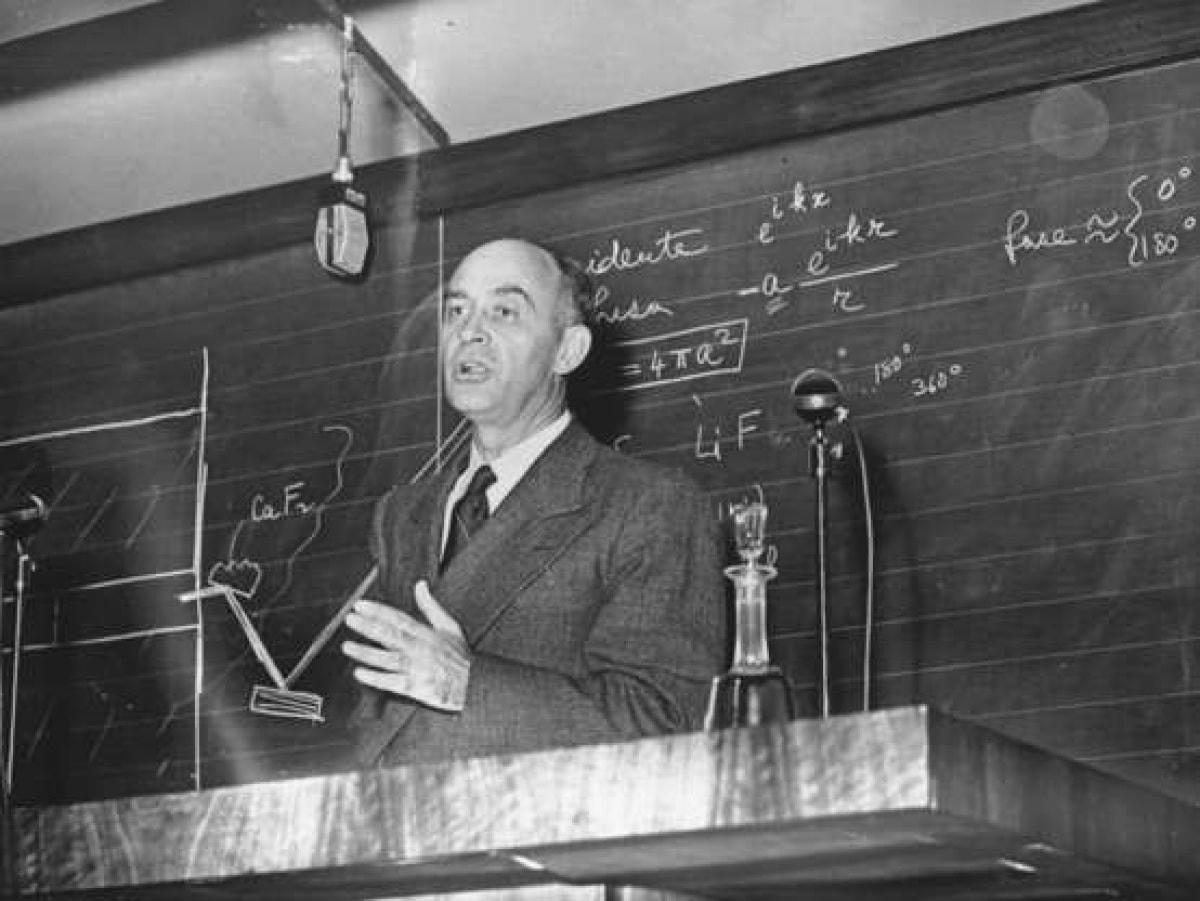 Nghịch lý Fermi: Nhà vật lý học người Mỹ gốc Italy Enrico Fermi vào đầu thế kỷ 20 đã đưa ra một nghịch lý còn nổi tiếng cho tới ngày nay về sự sống ngoài Trái Đất. Theo đó, nghịch lý này là sự trái ngược rõ ràng giữa những ước tính cao về khả năng tồn tại của các nền văn minh ngoài Trái Đất với sự thiếu hụt các bằng chứng hay sự liên hệ với những nền văn minh đó.  
