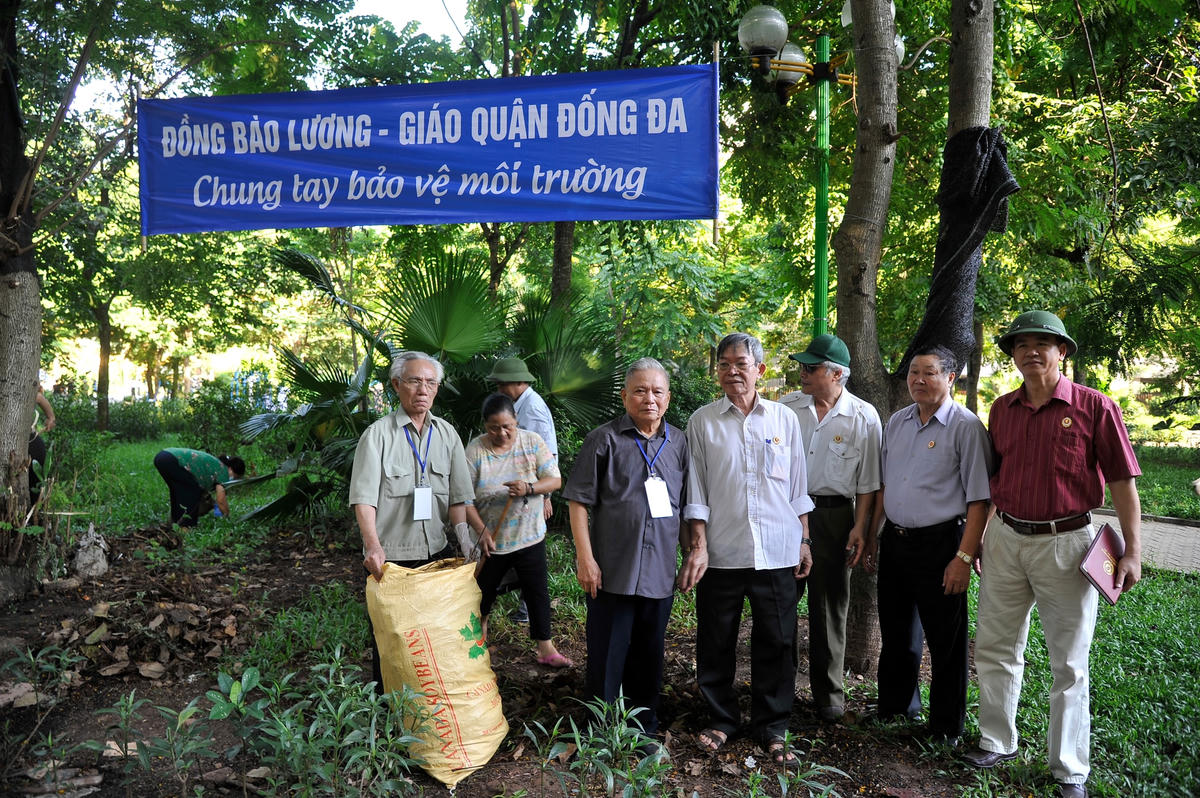 Đồng bào Công giáo quận Đống Đa chung tay bảo vệ môi trường.