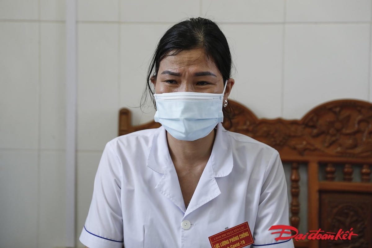 Chị Nguyễn Thị Thuý – nhân viên trạm y tế thị trấn Yên Lạc nghẹn ngào chia sẻ với phóng viên báo Đại Đoàn Kết. Ảnh: Quang Vinh. 