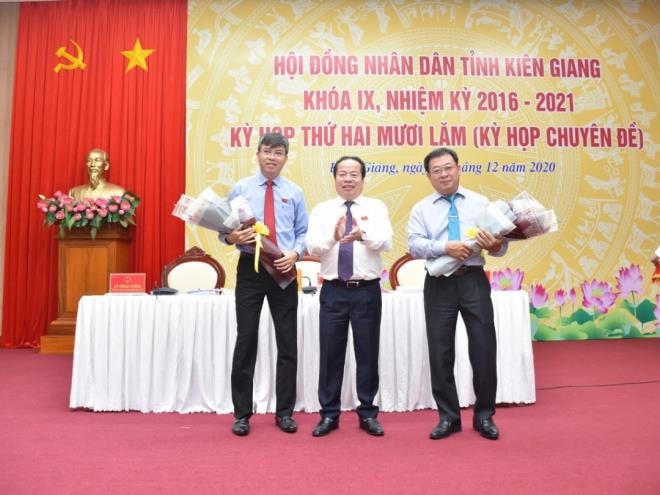 Ông Nguyễn Lưu Trung (trái) vừa được bầu làm Phó Chủ tịch UBND tỉnh Kiên Giang.