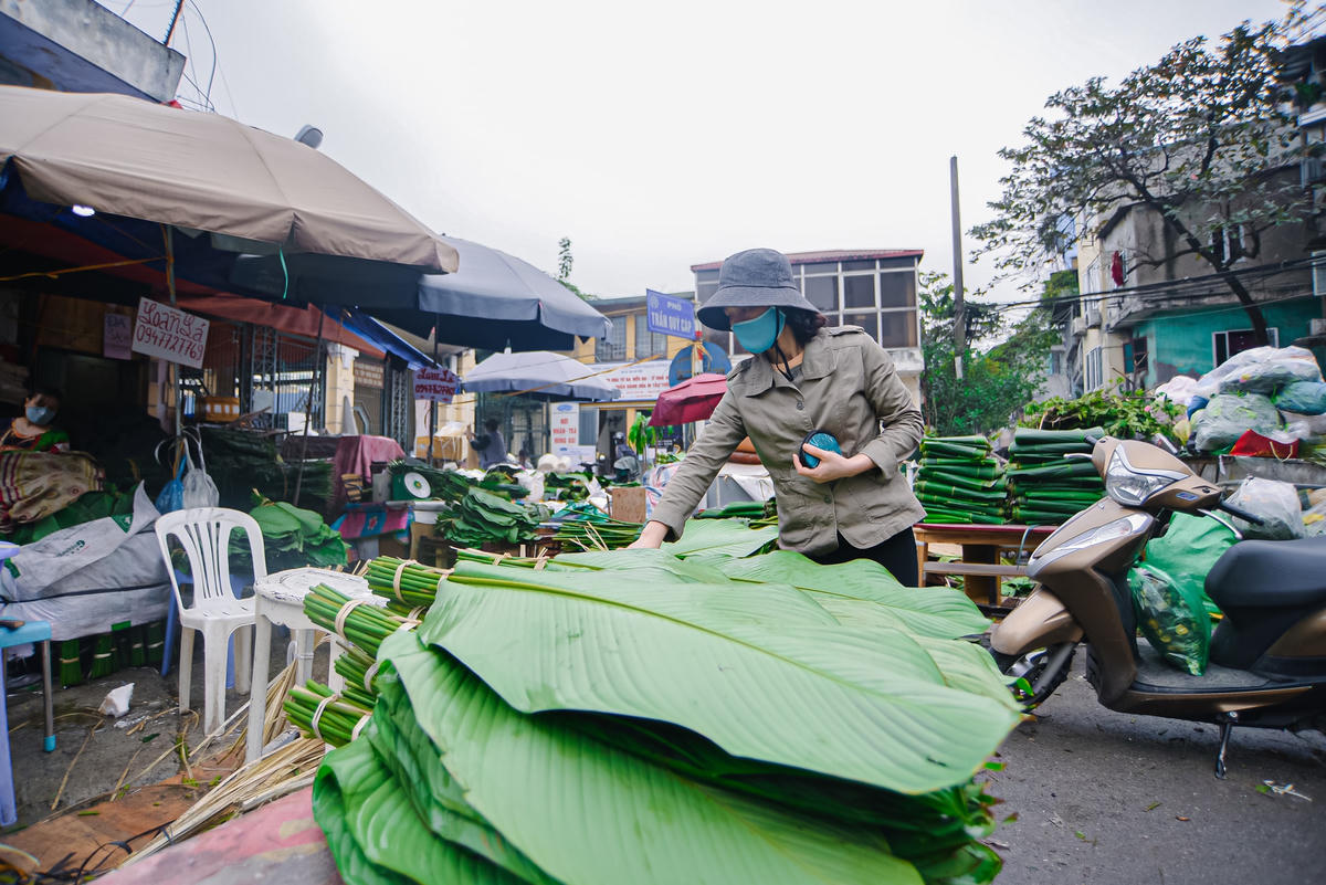 Theo các tiểu thương tại đây, chợ lá dong Trần Quý Cáp đã có từ rất lâu. Được biết, chợ lá dong Trần Quý Cáp nằm ngay phía sau Ga Hà Nội, đây vốn là địa chỉ quen thuộc của người dân Thủ đô mỗi khi Tết đến Xuân về.