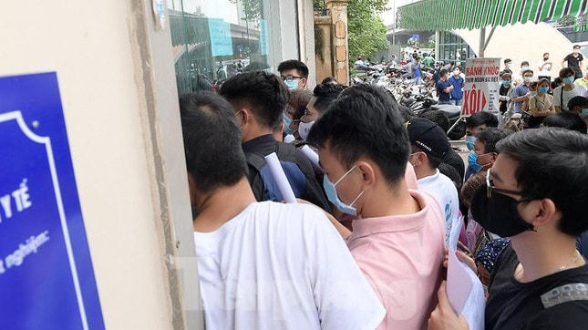 Mặc dù trước đó, Công điện 15 của Chủ tịch UBND TP Hà Nội về triển khai các biện pháp cấp bách phòng, chống dịch Covid-19 trước diễn biến phức tạp của dịch bệnh trên cả nước, yêu cầu người dân thực hiện nghiêm 5K, giữ khoảng cách tối thiểu 2 m khi giao tiếp; không tụ tập quá 5 người ngoài phạm vi công sở, trường học, bệnh viện...