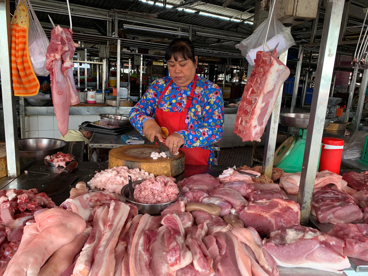 Giá thịt lợn tới tay người tiêu dùng vẫn đắt đỏ.