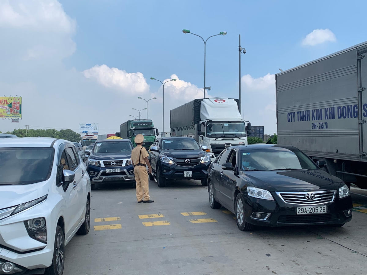Chốt kiểm soát Pháp Vân - Cầu Giẽ, nhu cầu ra khỏi Hà Nội của người dân cũng rất lớn