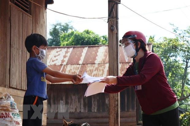 Cô Lê Thị Tuyến, giáo viên lớp 2A, trường Tiểu học Ama Trang Lơng, xã Cư Mgar, huyện Cư M'gar (Đắk Lắk) giao và hướng dẫn bài tại nhà cho học sinh. (Ảnh minh họa: Tuấn Anh/TTXVN).