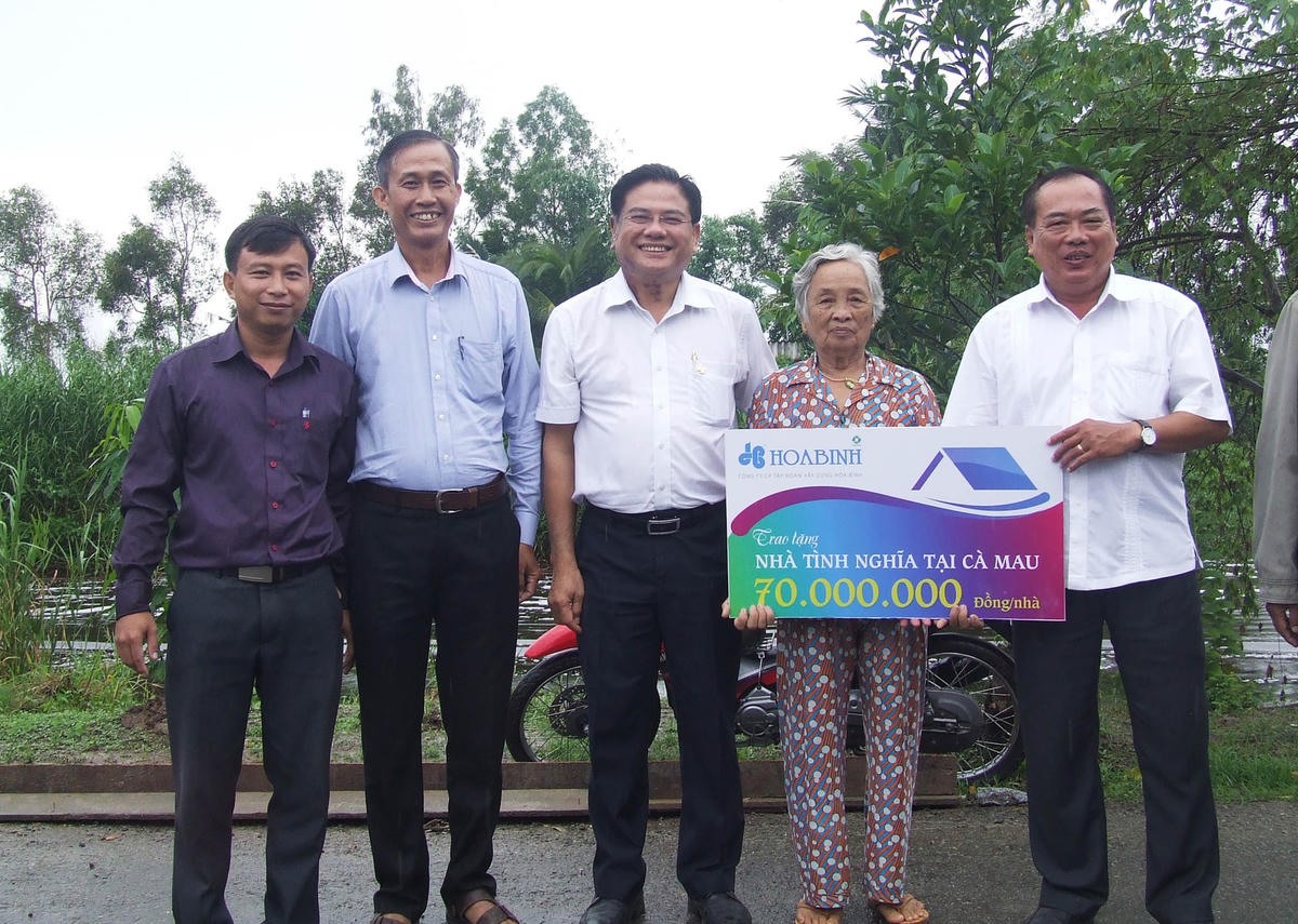 Vận động các nhà hảo tâm xây dựng nhà tình nghĩa, nhà Đại đoàn kết cho người nghèo tại Cà Mau.