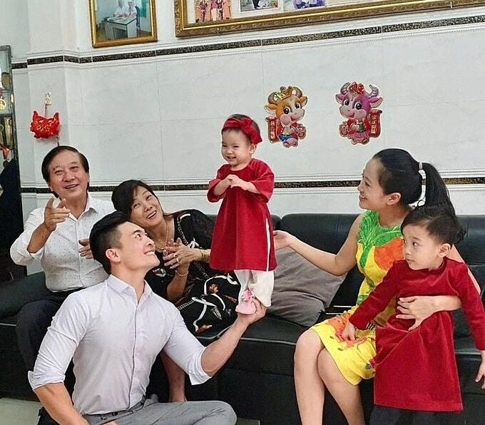 Quốc Cơ cùng con gái làm xiếc chúc Tết đến khán giả.  