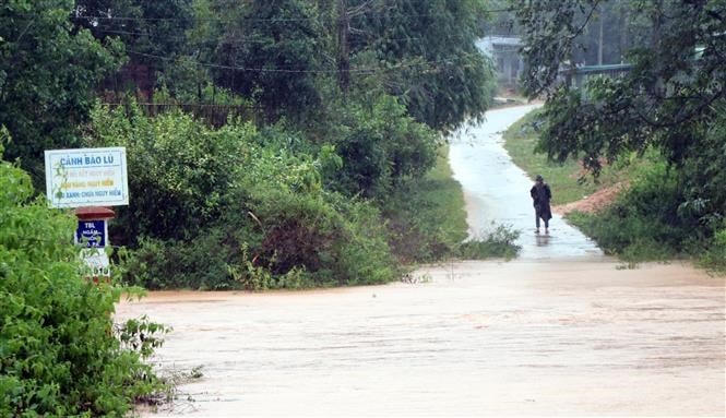 Nước trên các sông suối dâng cao làm đường vào làng Mô Pả, xã Đăk Hà, huyện Tu Mơ Rông bị chia cắt. (Ảnh: Cao Nguyên/TTXVN).