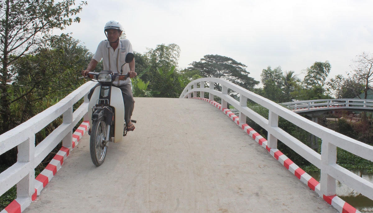 Cầu giao thông nông thôn mang lại cuộc sống mới cho người dân nơi đây. Ảnh: Kim Ngọc.