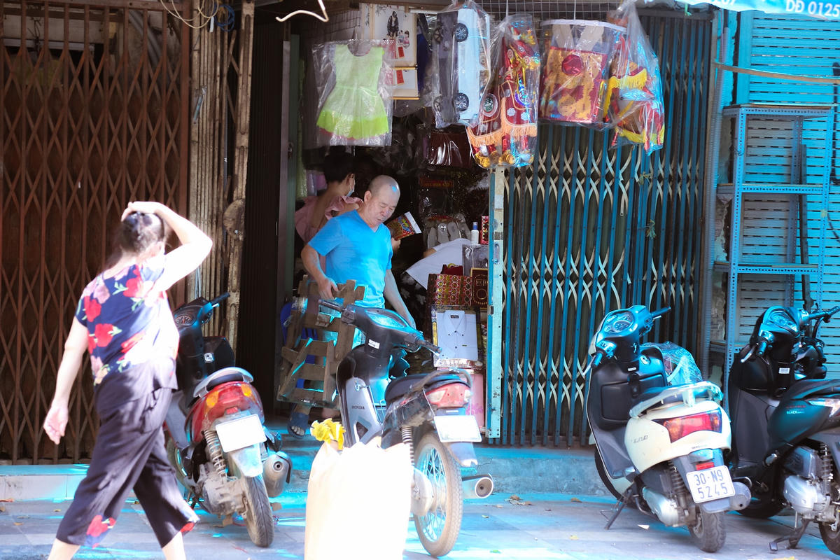 Đáng nói, tại một cơ sở kinh doanh trên phố Hàng Mã người bán hàng không đeo khẩu trang theo chỉ thị 5K của Bộ Y Tế.