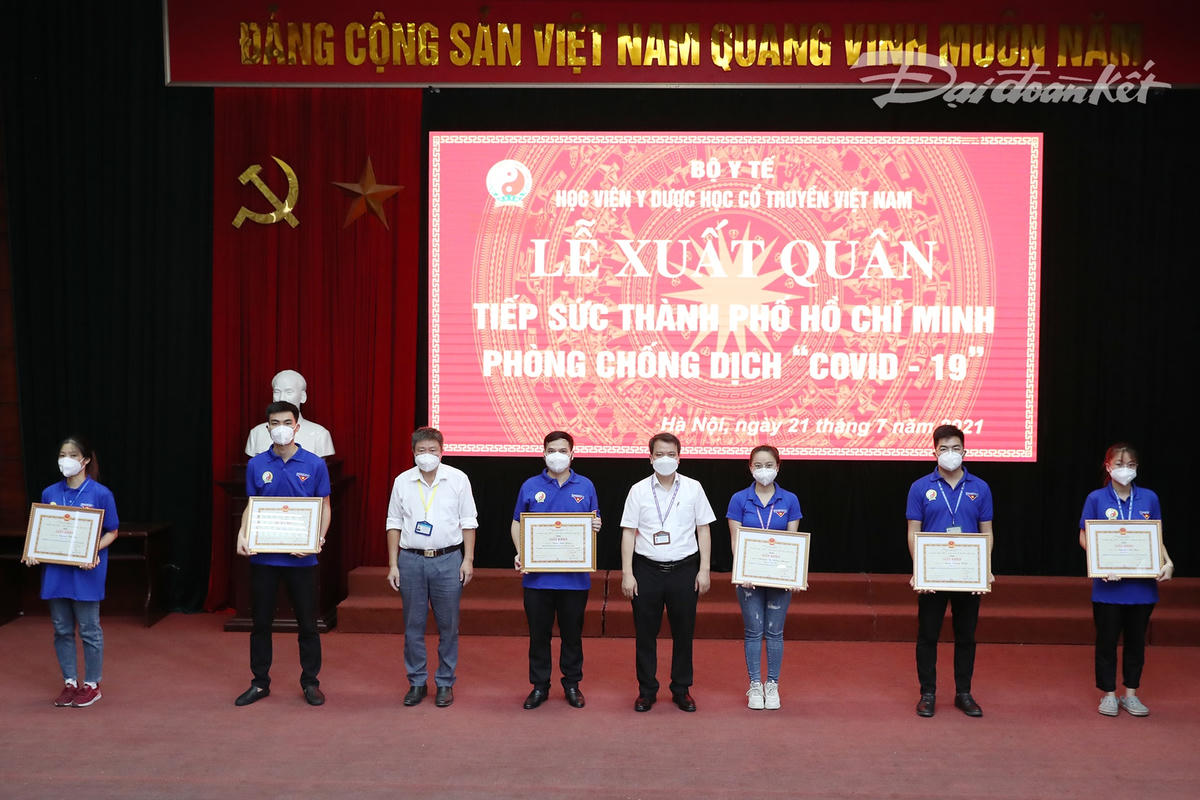 [ẢNH] ‘Đoàn quân’ Học viện Y dược học Cổ truyền Việt Nam lên đường đi TP HCM ‘chống dịch’