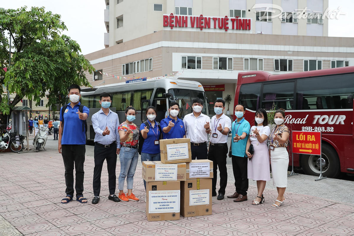 Đoàn nhận được sự tài trợ của một số cá nhân, tổ chức về các đồ dùng thiết yếu để mang theo. Ảnh: Quang Vinh. 