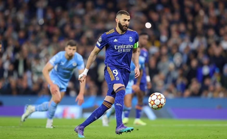 Benzema lạnh lùng thực hiện cú panenka để đánh bại Ederson. (Nguồn: Getty Images).