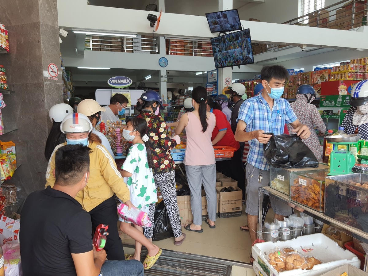 Ngay sau khi nghe tin địa phương thực hiện giản cách xã hội thảo chỉ thị 16, người dân đổ xô đi mua hàng. 