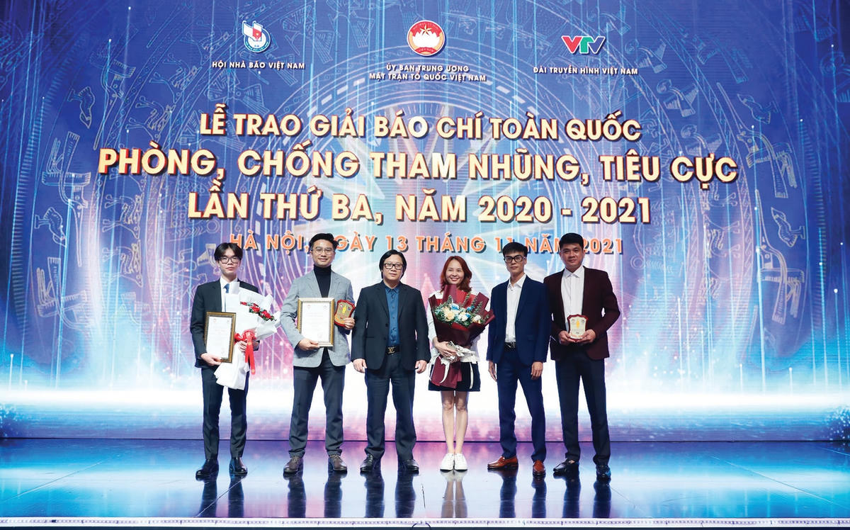Quyền Tổng Biên tập Lê Anh Đạt và nhóm tác giả đoạt giải B Giải Báo chí toàn quốc về phòng chống tham nhũng, tiêu cực lần thứ 3. Ảnh: Quang Vinh.  