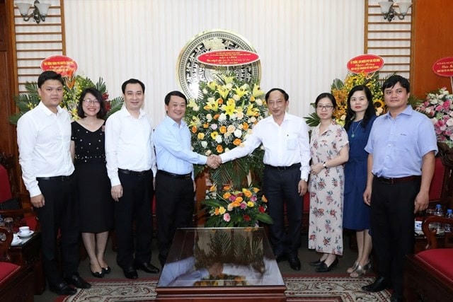 Phó Chủ tịch - Tổng Thư ký Hầu A Lềnh thăm, chúc mừng Cổng Thông tin điện tử Chính phủ. (Ảnh: Quang Vinh).