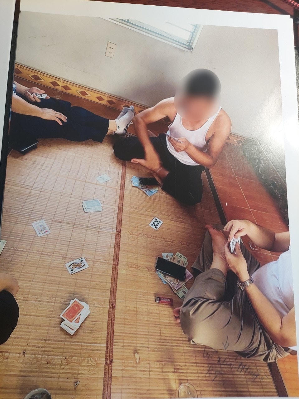 Hình ảnh được cho là lãnh đạo chủ chốt xã Tân Tiến đang "sát phạt” nhau trên “chiếu bạc”.
