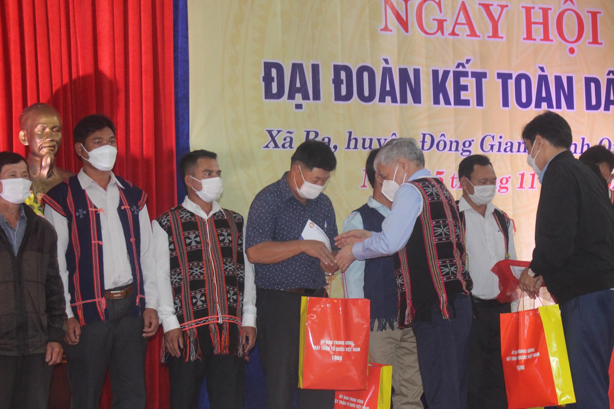 Chủ tịch UBTƯ MTTQ Việt Nam Đỗ Văn Chiến trao quà cho người dân.