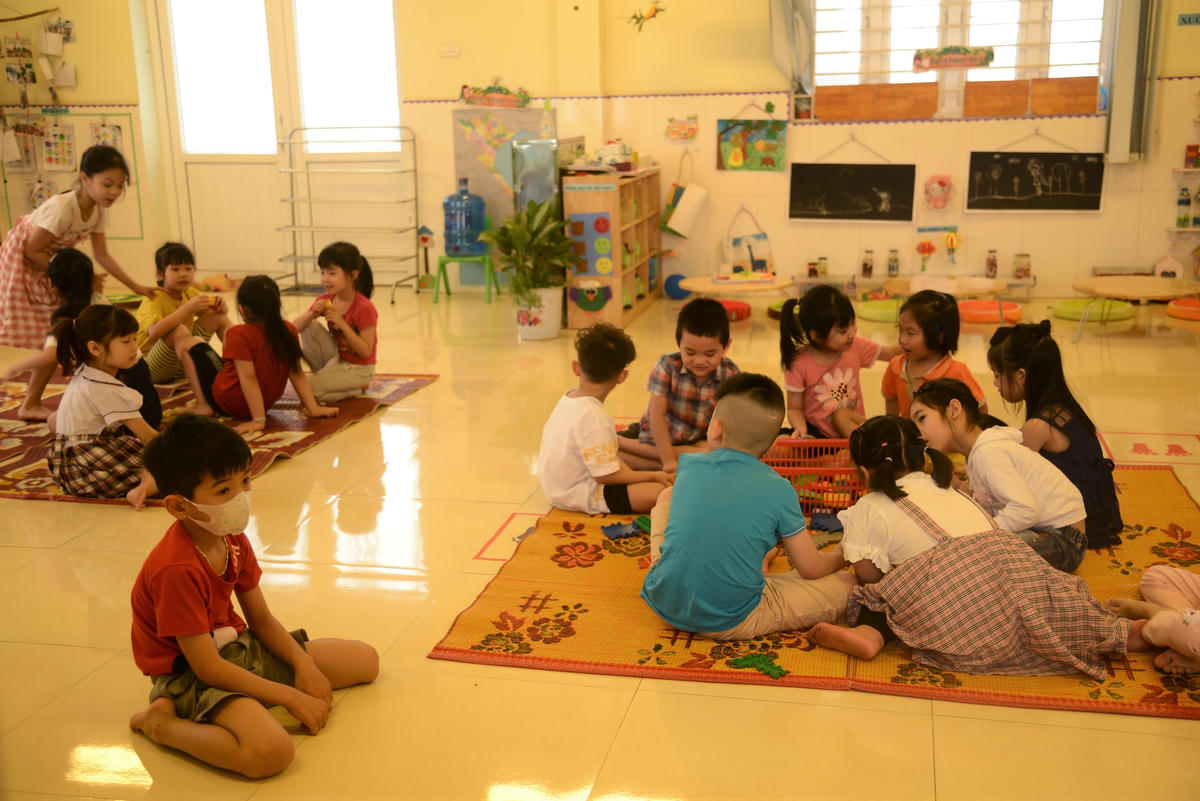 Công tác chuẩn bị trong lớp học đã được các giáo viên mầm non chuẩn bị rất chu đáo.Các trường mầm non tại Hà Nội được trang trí nhiều cờ, hoa và băng rôn chào mừng ngày hội đưa trẻ đến trường mang lại không khí thân thiện, vui vẻ.