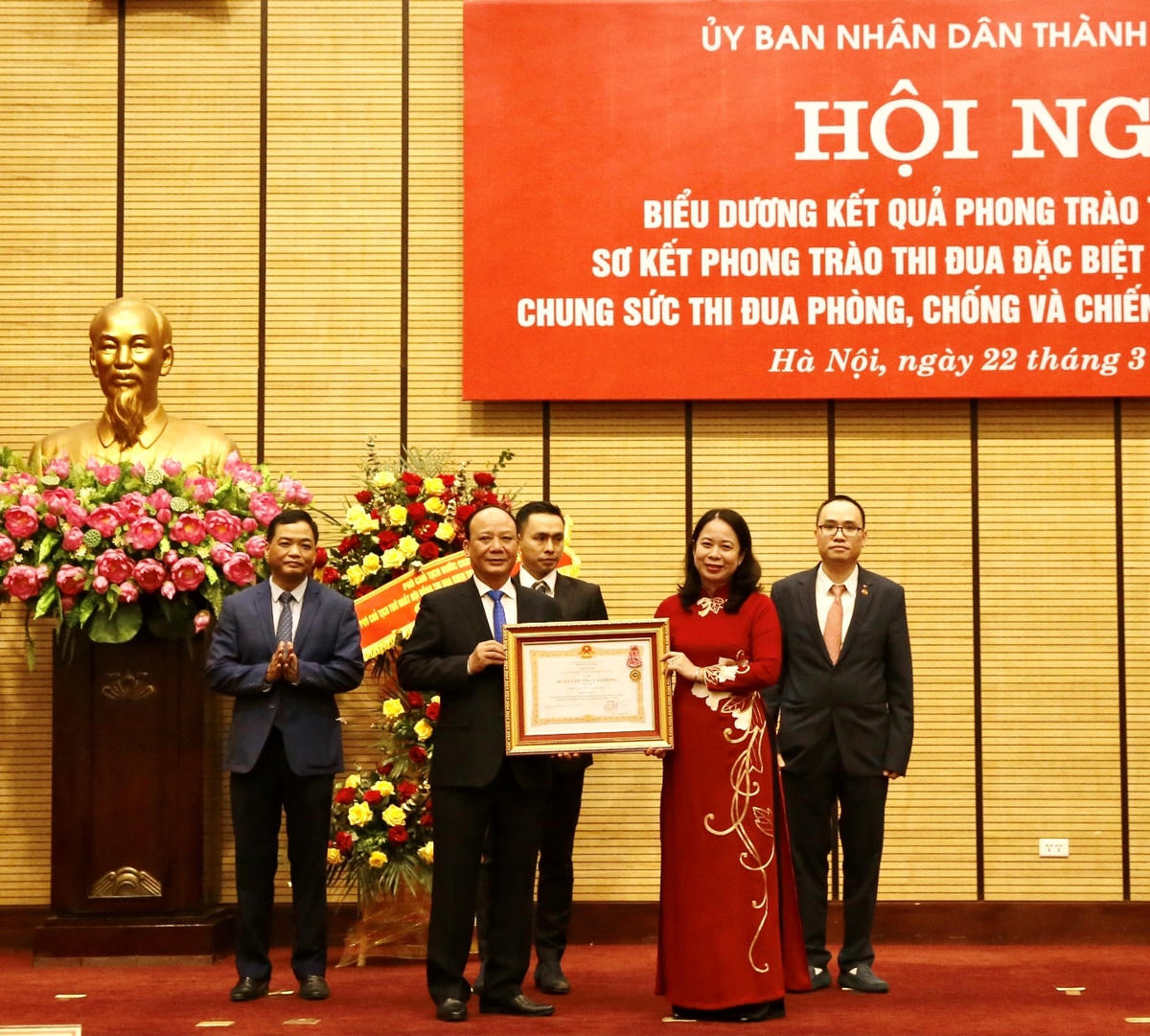 Ông Nguyễn Tất Thắng – Đại diện T&T Group nhận Huân chương Lao động hạng Ba vì những thành tích xuất xắc trong công tác phòng chống dịch COVID-19.