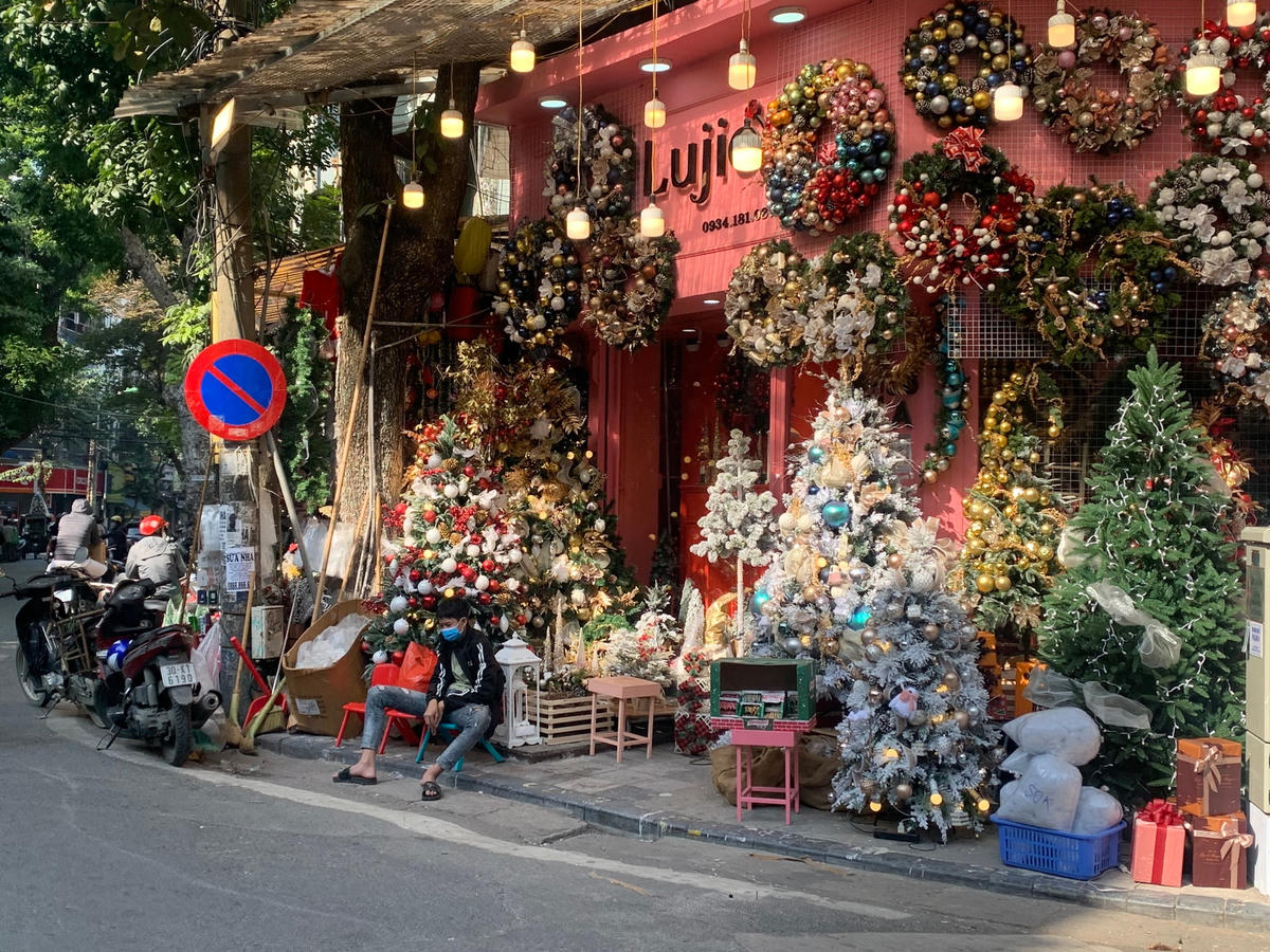 Các cửa hàng dọc 2 bên phố Hàng Mã đã tràn ngập các mặt hàng phục vụ mùa Noel dù khoảng một tháng nữa mới đến dịp lễ Giáng sinh.