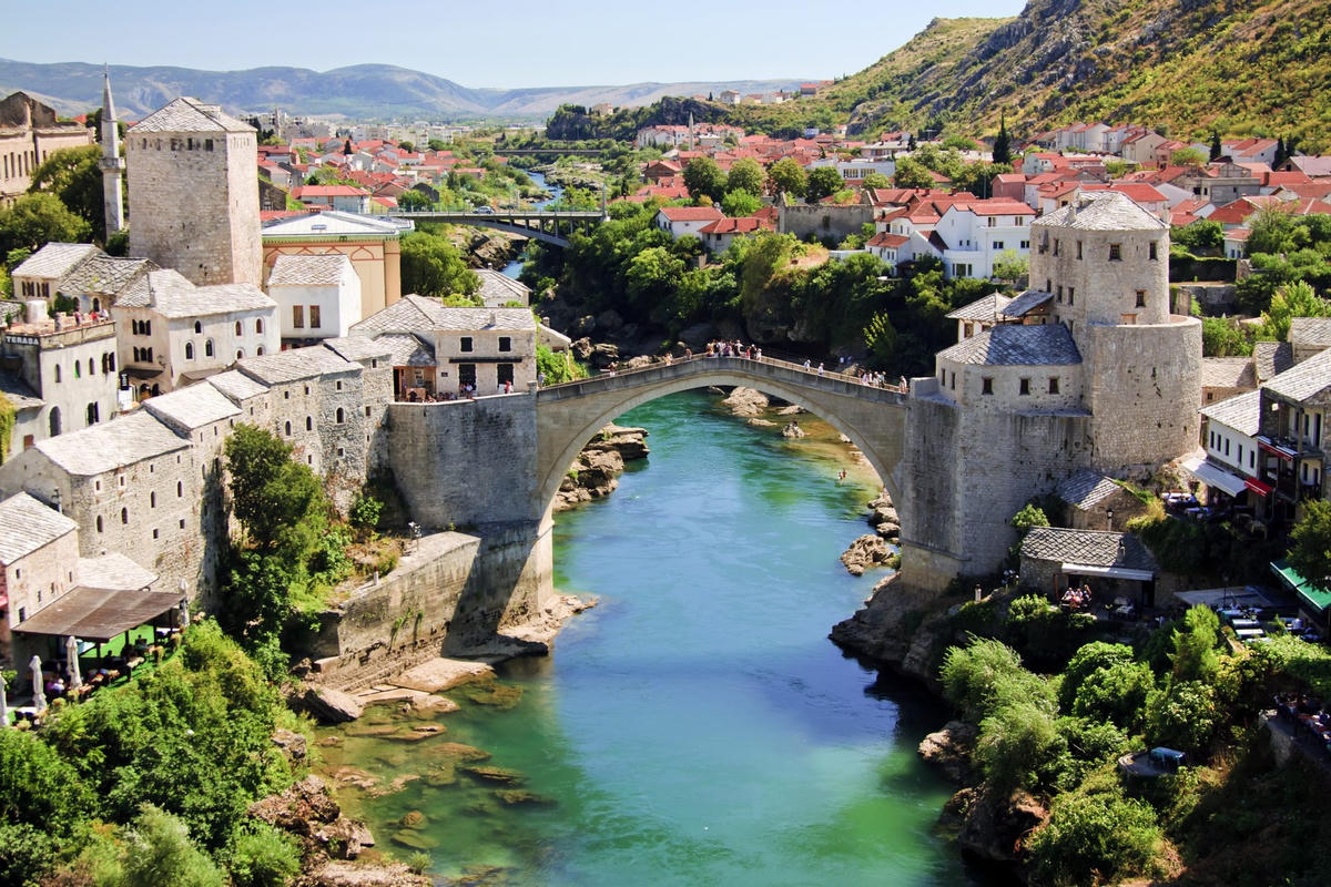 Cây cầu của Mostar thu hút du khách từ khắp nơi trên thế giới. Ảnh: CNN