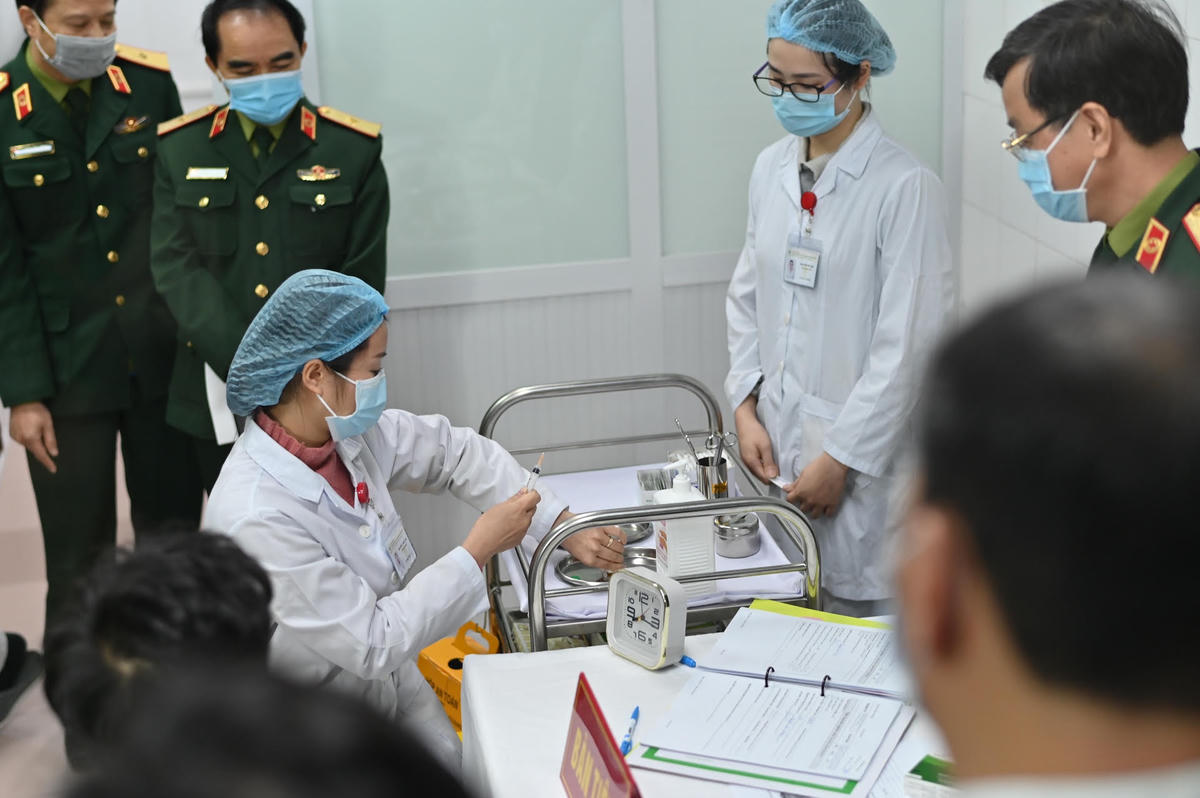 Chuẩn bị tiêm vaccine thử nghiệm trên tình nguyện viên tại Học viện Quân y.