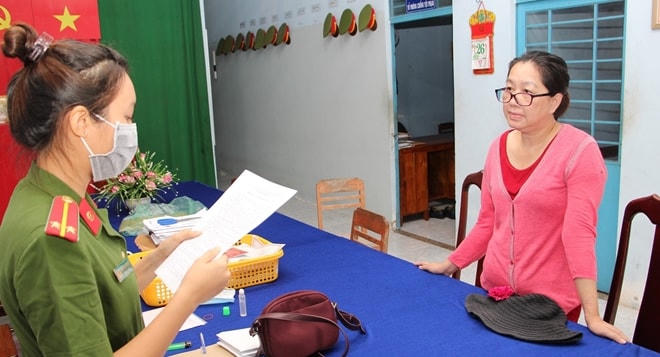 Cơ quan điều tra đọc lệnh bắt giữ Nguyễn Thị Kim Hạnh, tức Mười Tường.