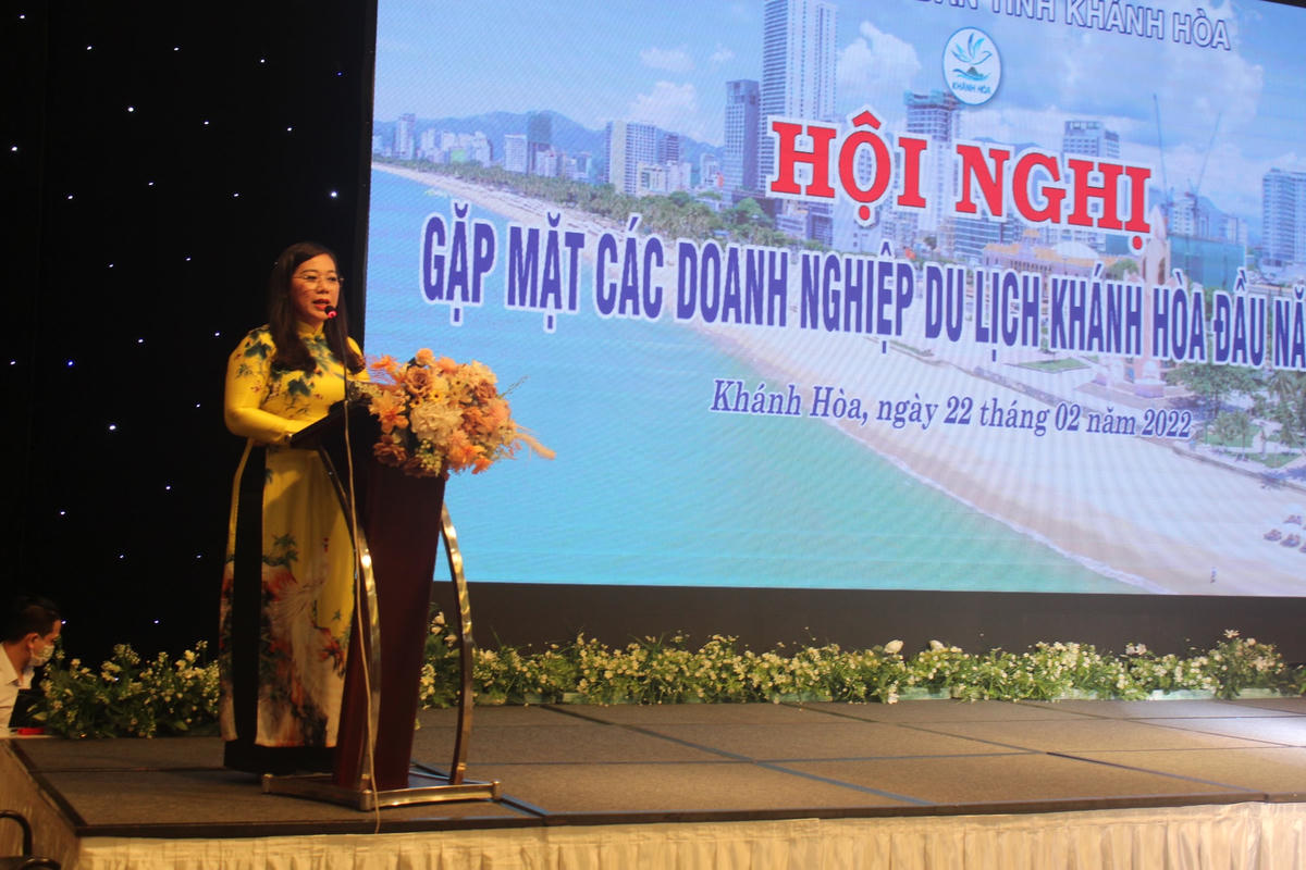 Bà Nguyễn Thị Lệ Thanh, Giám đốc Sở Du lịch Khánh Hòa đọc báo cáo tại hội nghị.