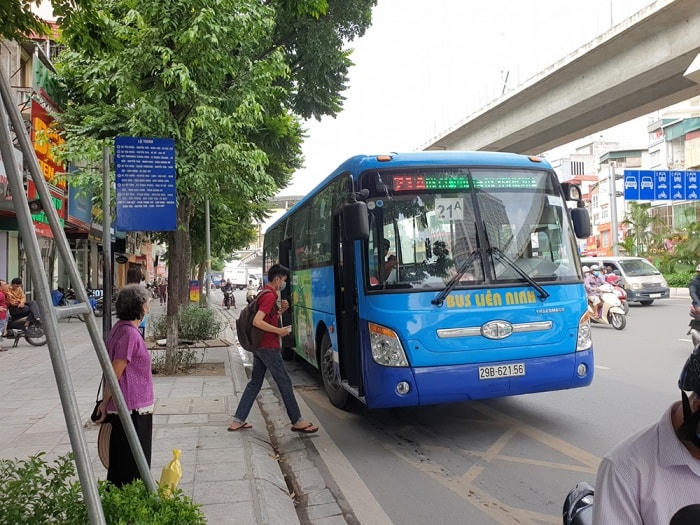Hiệp hội VTHKCC kiến nghị cho xe buýt hoạt động 100% công suất vào các giờ cao điểm. Ảnh minh họa.