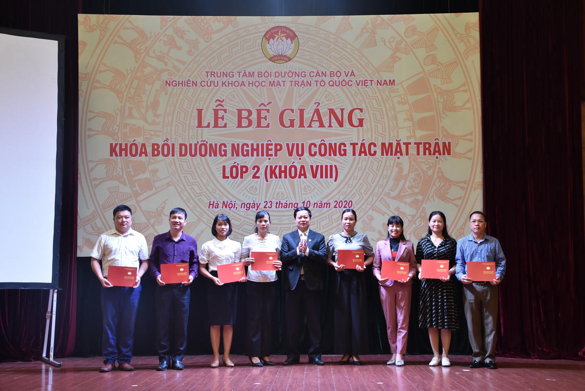 Bế giảng Khóa bồi dưỡng nghiệp vụ công tác Mặt trận lớp 2 khóa VIII