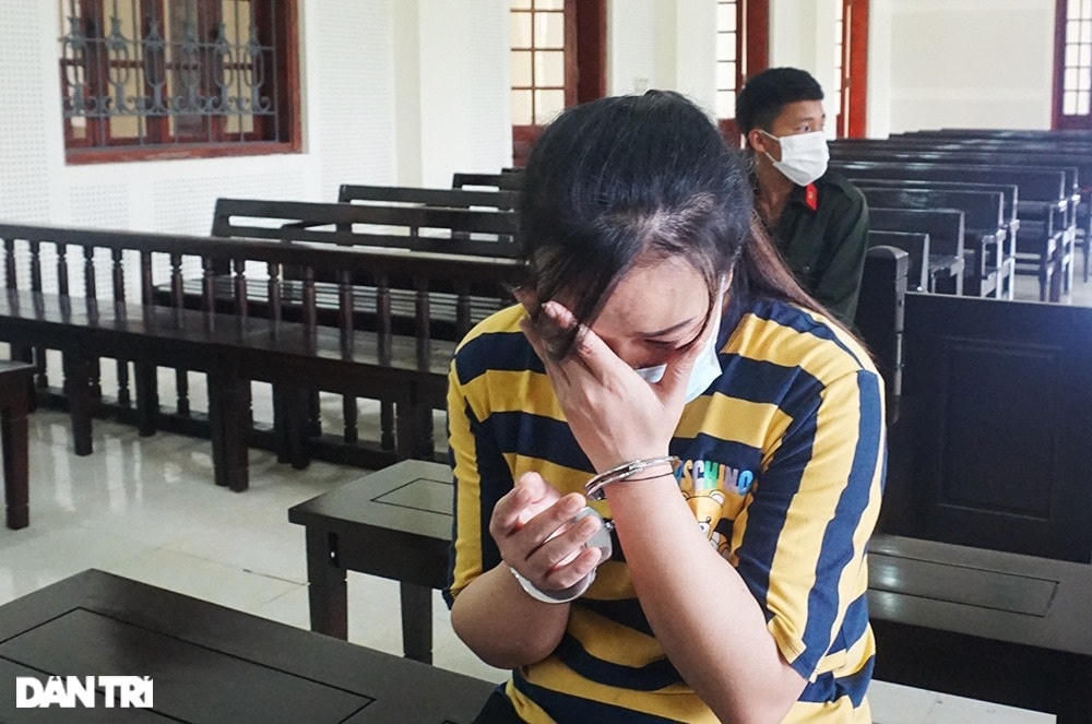 Tinh bật khóc khi nhắc tới hai đứa con nhỏ vốn đã thiếu cha, nay lại vắng mẹ. Cô sợ, một ngày nào đó, những đứa con của mình cũng trở thành miếng mồi ngon cho bọn tội phạm buôn người.